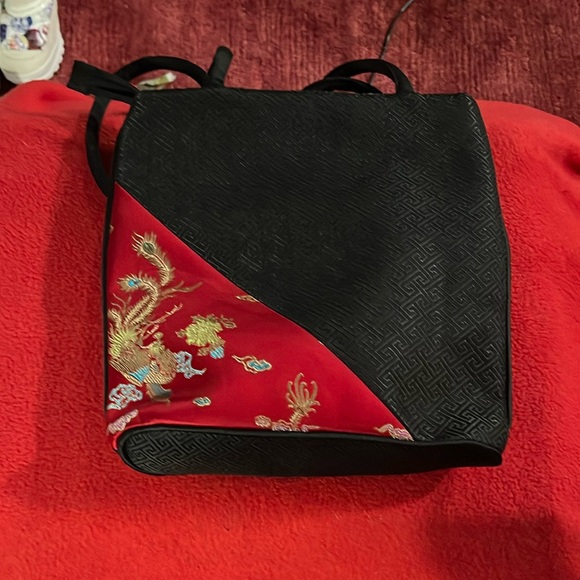 Elegant Black and Red Shoulder Bag - Picture 2 of 9